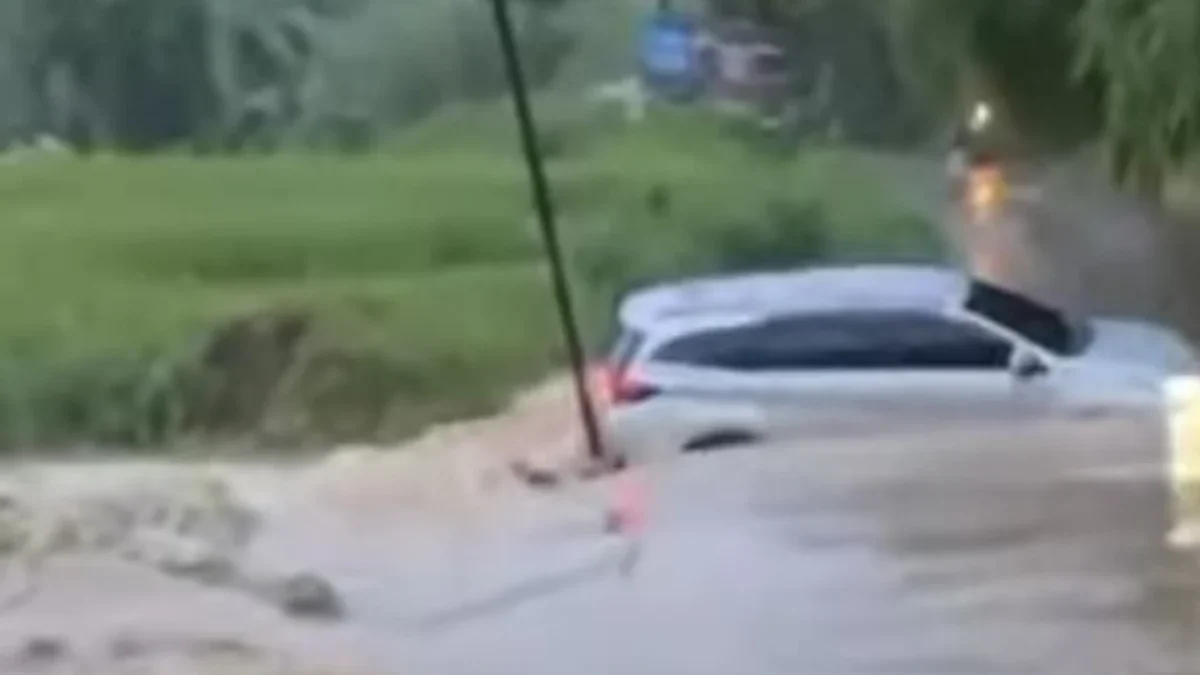 Nekat Terobos Banjir, Mobil Hanyut di Setu, Pengemudi Selamat