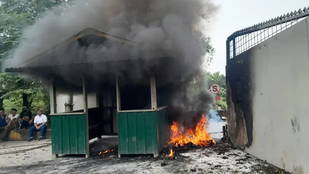 Aksi Massa di Depan PT Jui Shin Indonesia Ricuh.