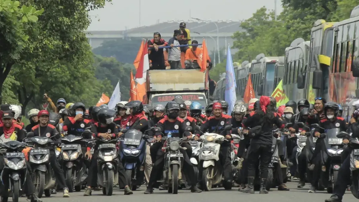 Puluhan ribu buruh di Bekasi gelar aksi di Lapangan Monas.