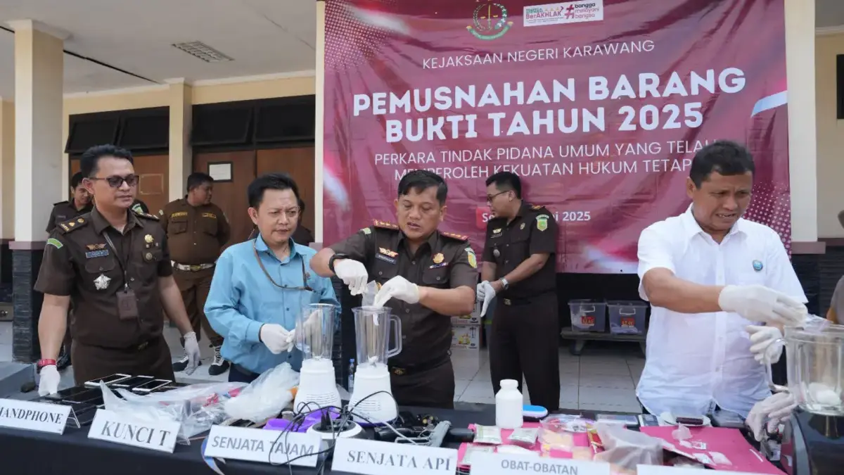 Kejari Karawang Musnahkan Barang Bukti Narkoba dan Senjata Sajam