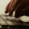 membersihkan keyboard laptop
