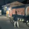 Pemuda bawa pistol di tengah tawuran di Cikarang.