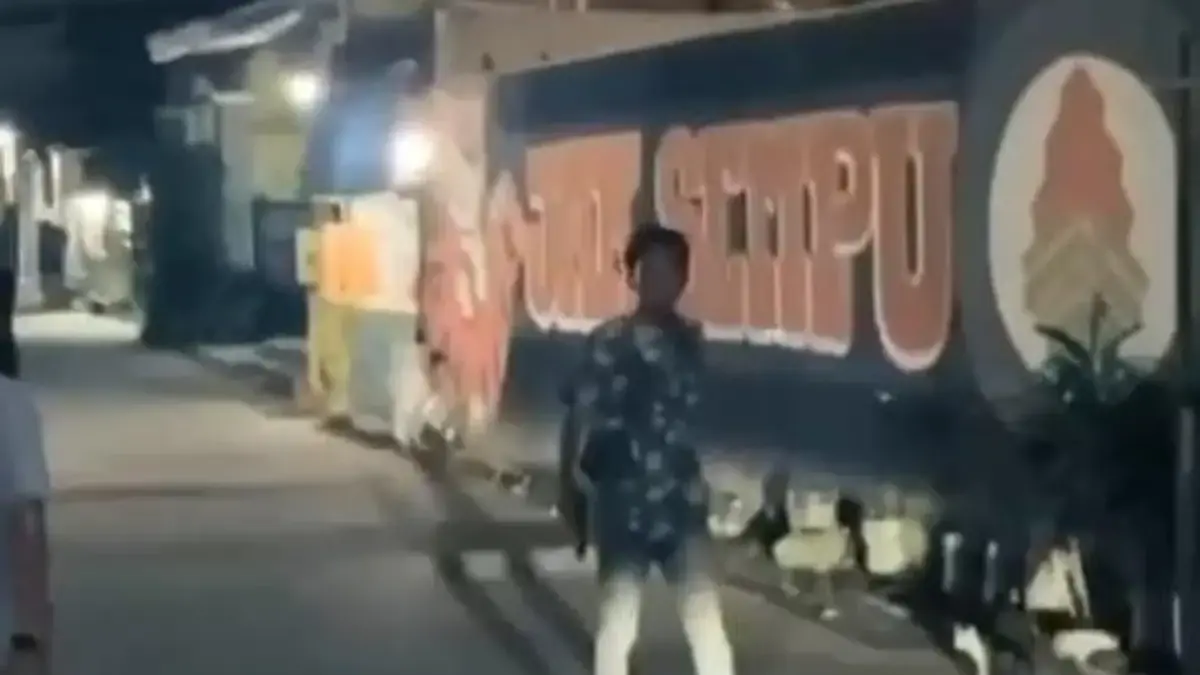 Pemuda bawa pistol di tengah tawuran di Cikarang.