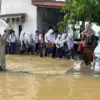 Siswa-siswi tetap ujian meski Terendam Banjir.