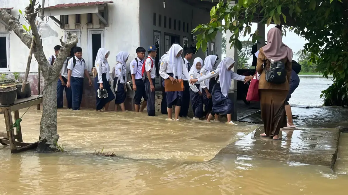 Siswa-siswi tetap ujian meski Terendam Banjir.