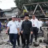 Bupati Bekasi Ade Kuswara Kunang saat tinjau pasar di Bekasi.