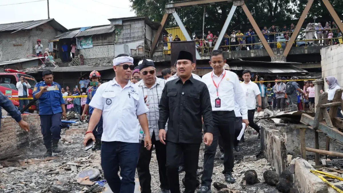 Bupati Bekasi Ade Kuswara Kunang saat tinjau pasar di Bekasi.