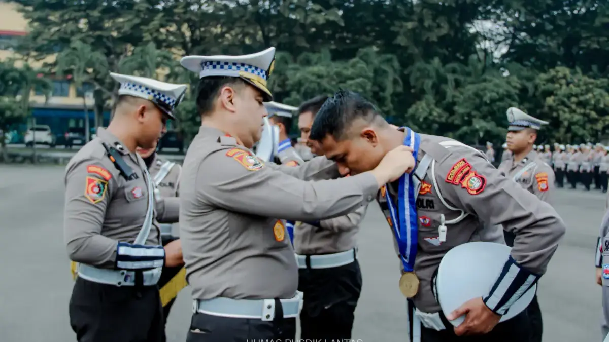 Polisi Lalu Lintas dari Cikarang Pusat yang Sabet Tiga Penghargaan Sekaligus.