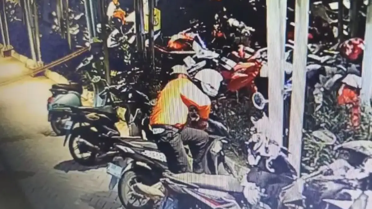 Pelaku pencurian sepeda motor.