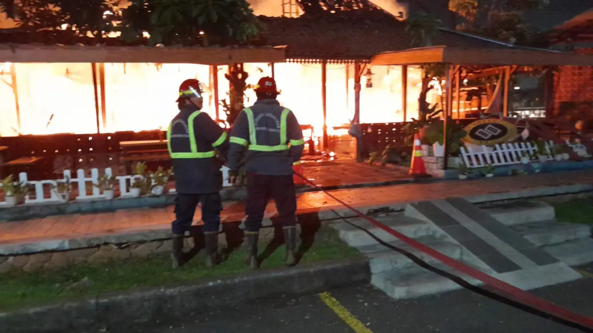 Bali Ndeso Resto di Grand Wisata Bekasi Dilalap Si Jago Merah