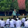 SMPN 2 Tempuran saat melaksanakan kegiatan keagamaan Jumat Religi