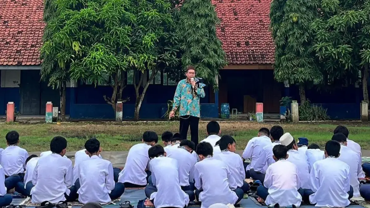 SMPN 2 Tempuran saat melaksanakan kegiatan keagamaan Jumat Religi