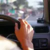 Ilustrasi merokok di mobil.