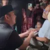 Bantuan uang tunai sebesar Rp10 juta dari Bupati Bekasi, Ade Kuswara Kunang