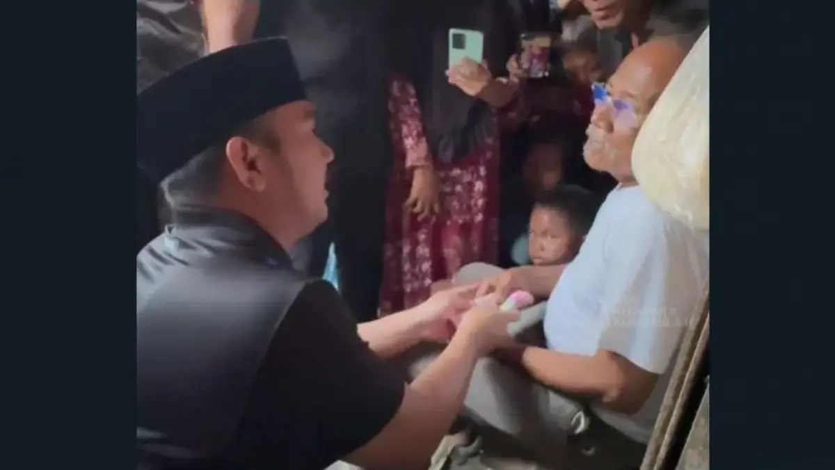 Bantuan uang tunai sebesar Rp10 juta dari Bupati Bekasi, Ade Kuswara Kunang