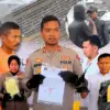 Seorang pria beratribut ormas diamankan polisi.