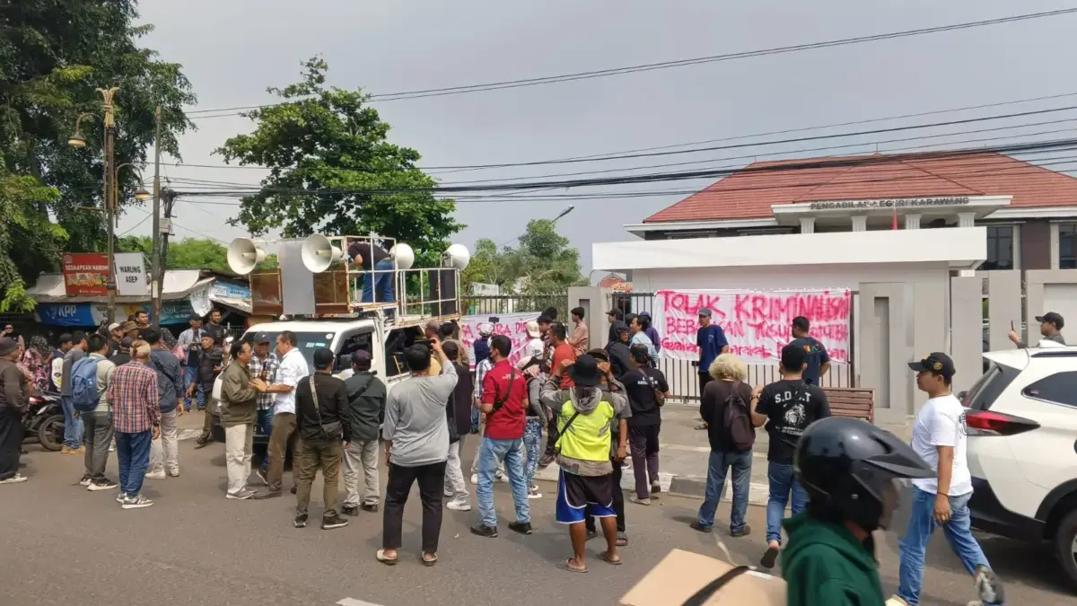 Ratusan Massa Dukung Yusuf Saputra di PN Karawang, Tuntut Hentikan Kriminalisasi aksi damai sebagai bentuk solidaritas terhadap Yusuf Saputra
