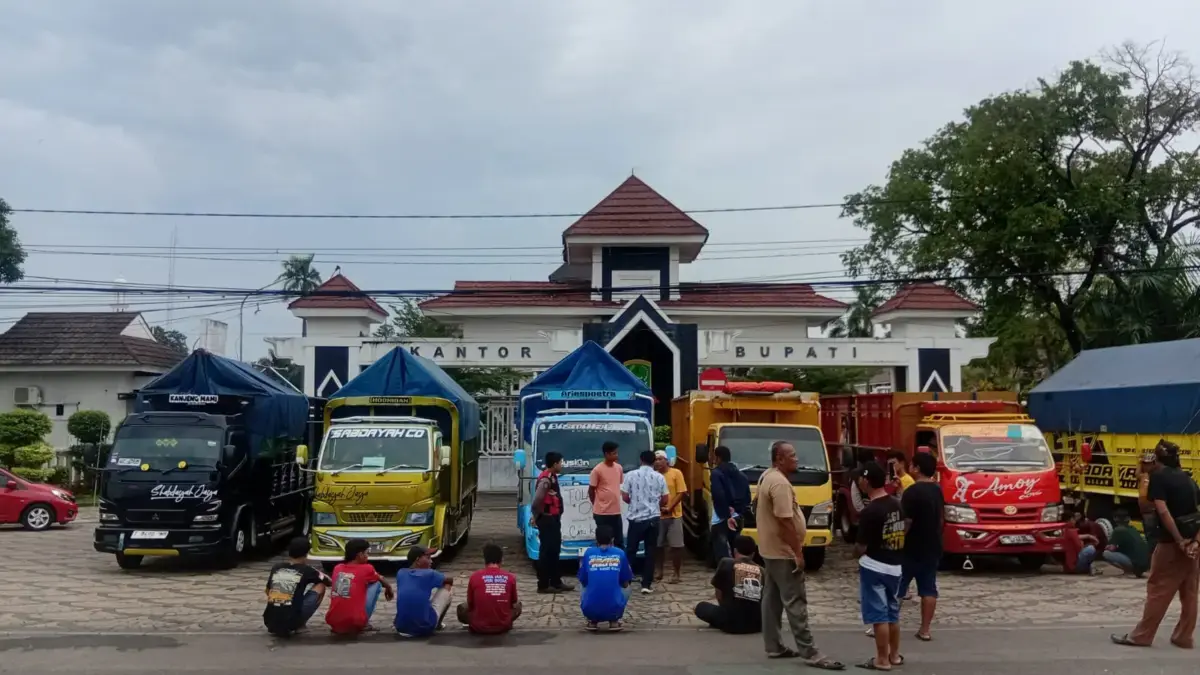 Sopir Truk Demo di Karawang