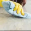 Membersihkan meja dapur