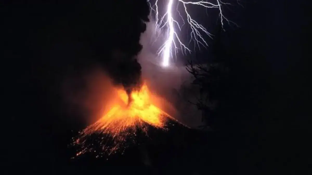 Gunung Api Menciptakan Petir