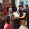Bupati dan Wabup Karawang bagikan ratusan paket daging kurban ke warga.
