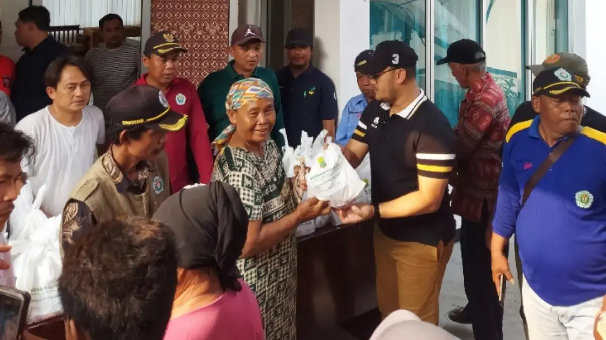 Bupati dan Wabup Karawang bagikan ratusan paket daging kurban ke warga.