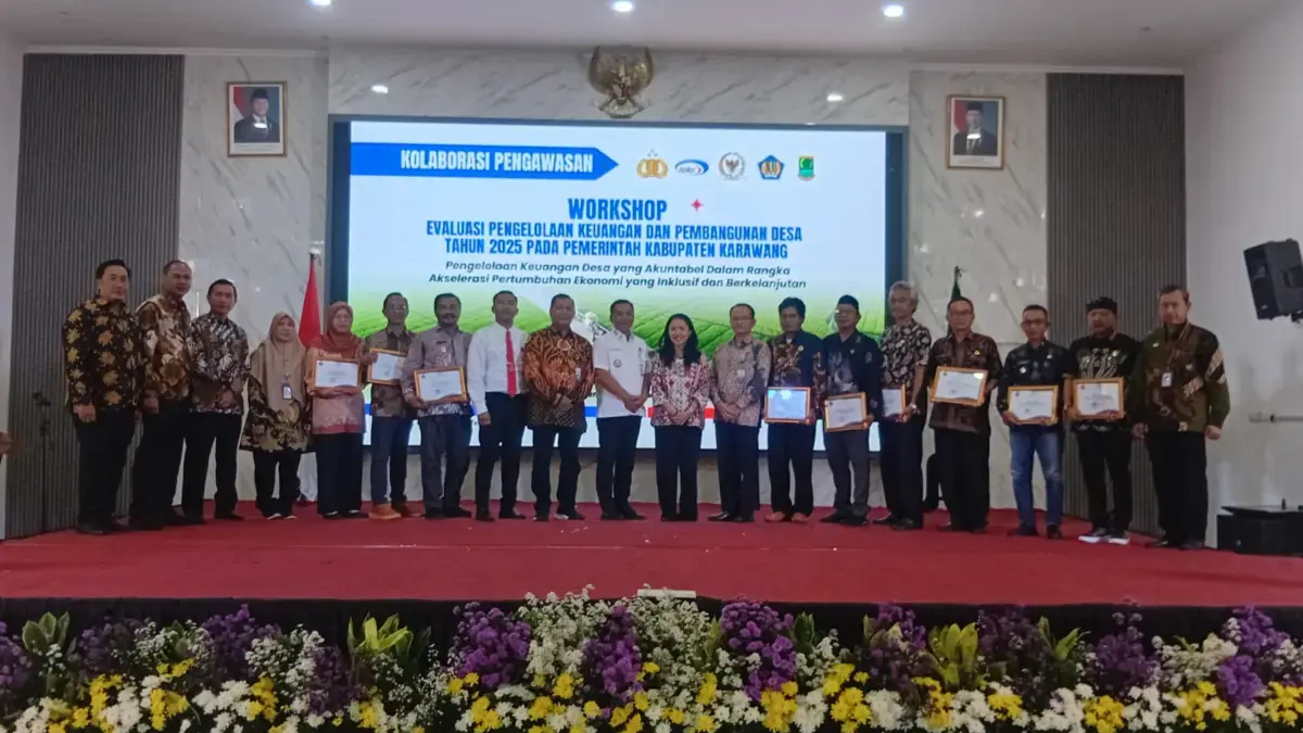 Pemkab Karawang Serahkan Piagam Penghargaan Kepada Desa Berprestasi