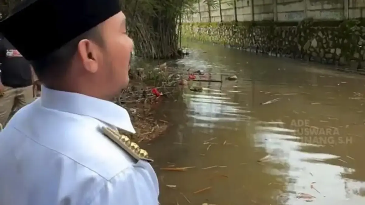 Bupati Bekasi Ade Kuswara Kunang melakukan peninjauan