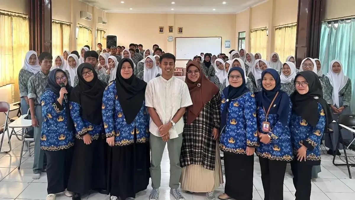Dosen FKIP dan FISIP UNSIKA Berikan Edukasi Literasi Digital kepada Siswa SMK Bhineka Karawang