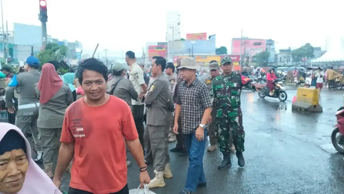 PKL langgar aturan jam operasional