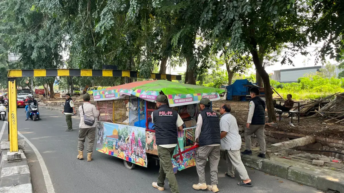 Pembongkaran Bangunan Liar di Kawasan Taman Ade Irma.
