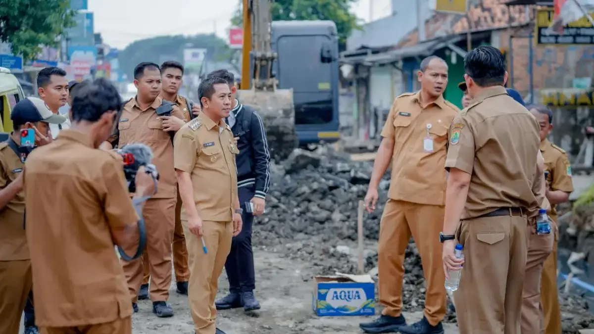 Drainase di Jalan Arif Rahman Hakim, Karawang