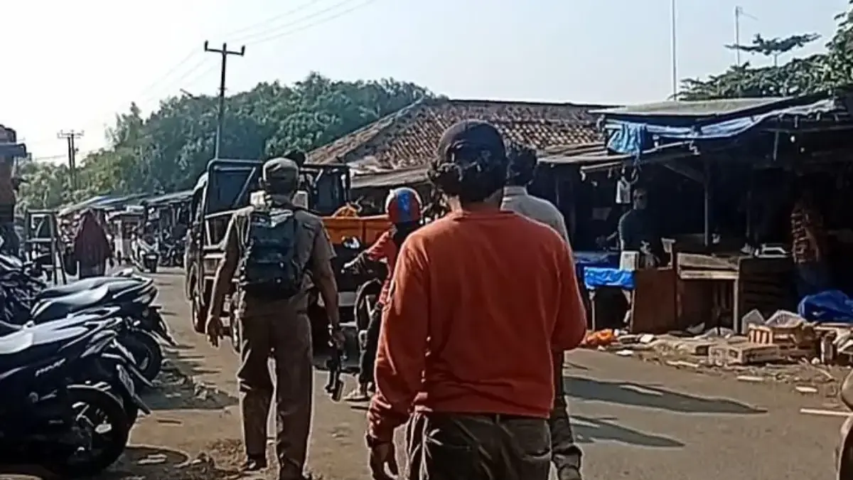 Penertiban PKL di Pasar Cikampek.
