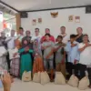 Pemkab Karawang bagikan 1.500 paket Sembako.