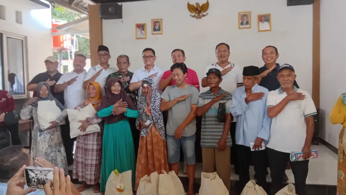 Pemkab Karawang bagikan 1.500 paket Sembako.