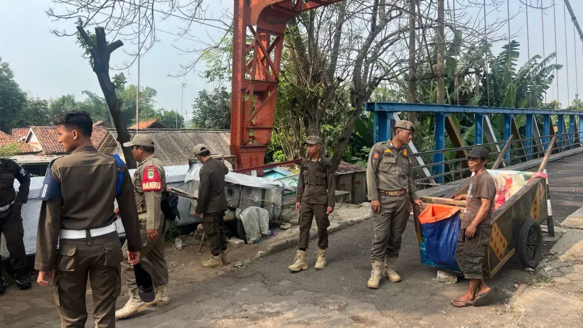Satpol PP Karawang Gelar Penertiban Manusia Gerobak.