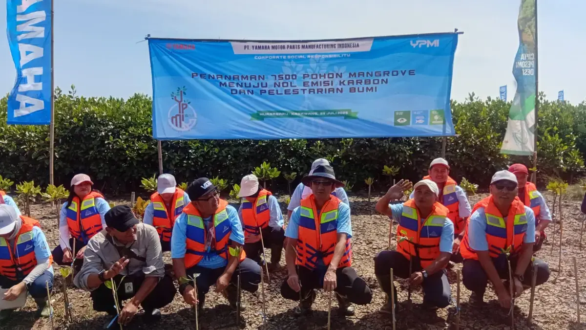 Penanaman 7.500 pohon mangrove di pesisir Pantai Muarabaru.
