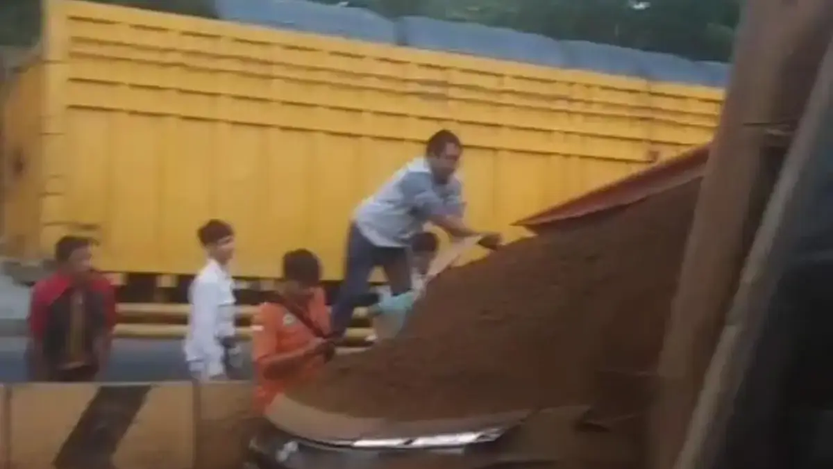 Mobil mewah terkubur