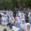Siswa SMAN 4 Karawang menyaksikan kegiatan Demo Ekstrakurikuler di MPLS