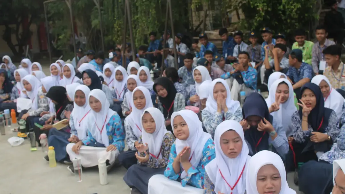 Siswa SMAN 4 Karawang menyaksikan kegiatan Demo Ekstrakurikuler di MPLS