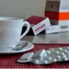 Ilustrasi Kopi dan Obat.