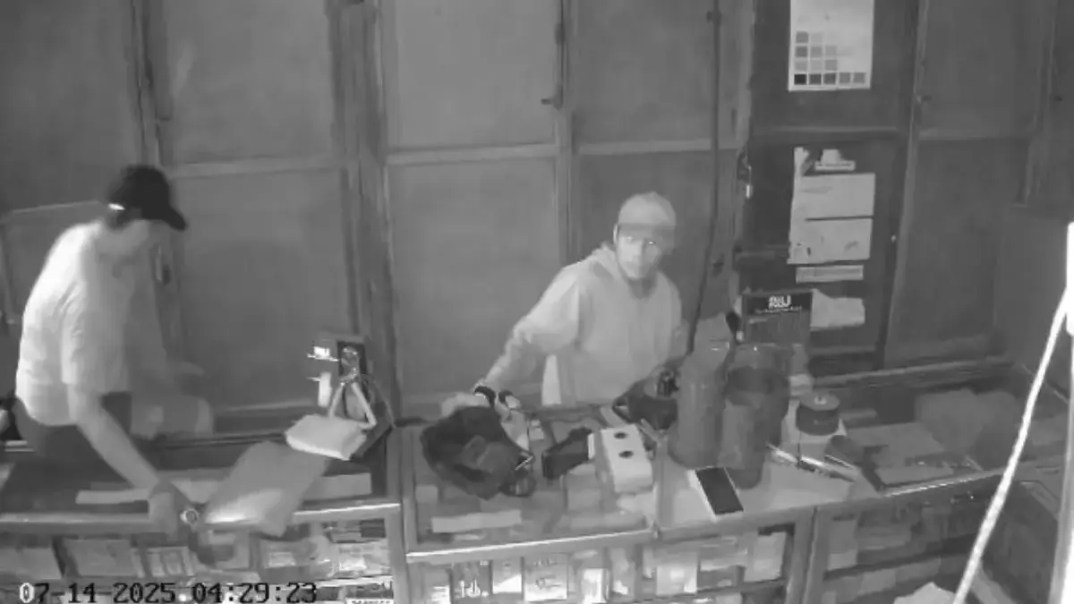 Pelaku Pembobolan di Tambun Terekam CCTV.