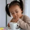 Balita minum kopi