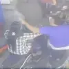 Pemukulan terhadap pemotor wanita di Karawang.