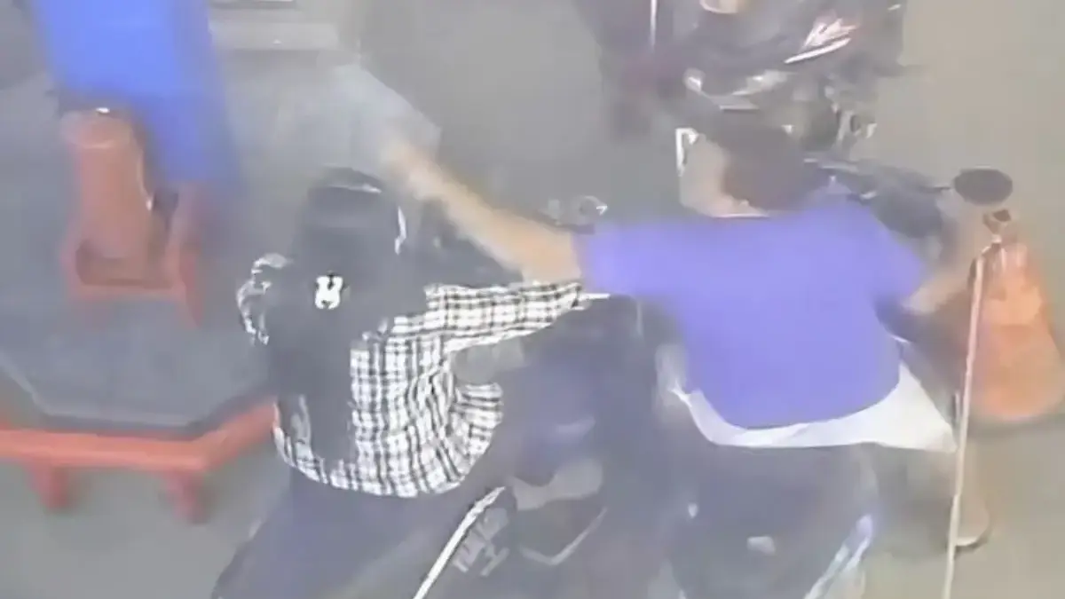 Pemukulan terhadap pemotor wanita di Karawang.