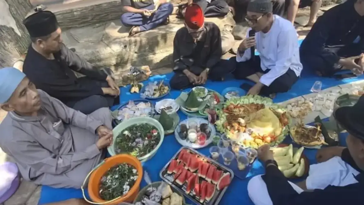 Tradisi tahunan sedekah bumi atau Babaritan.