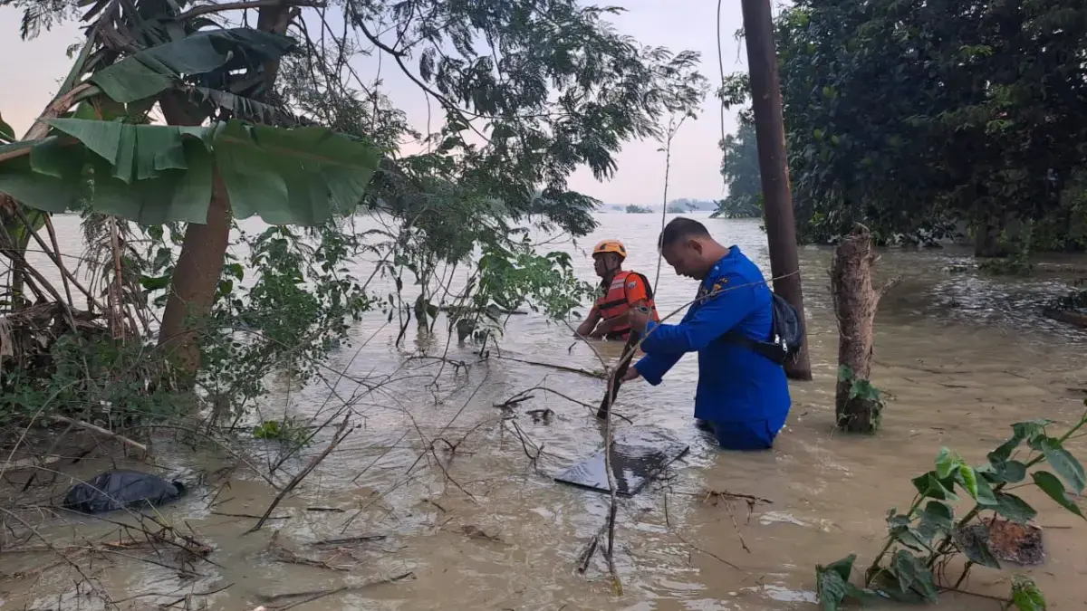 Anggota Linmas hilang saat Banjir Melanda di Karawang.