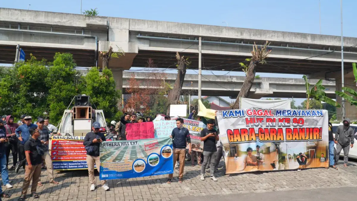 Warga di Perumahan The Arthera Hill 2 melakukan aksi demo .