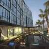 Parkir gratis tanpa batas waktu di Brits Hotel Karawang.