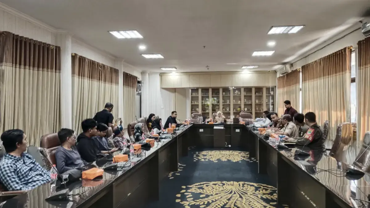 Puluhan PKL menggelar Rapat Dengar Pendapat (RDP) bersama DPRD Kabupaten Karawang.
